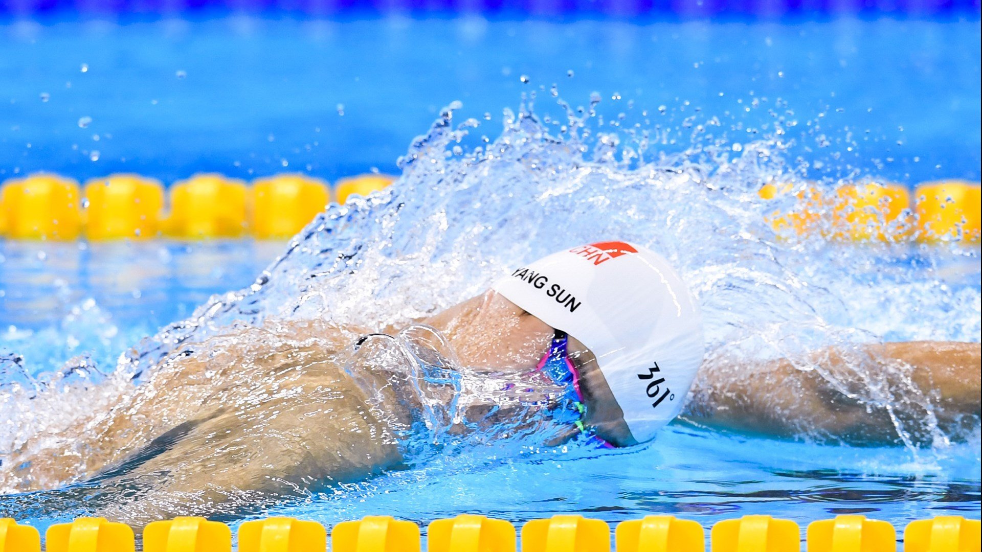 F1街道赛之夜，当伦纳德在引擎轰鸣中投出关键制胜